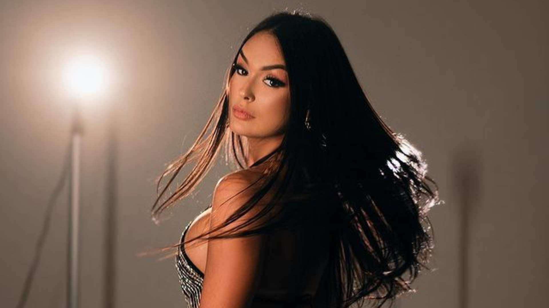 Triplicou o volume: Larissa Santos empina em frente ao espelho da academia para ostentar bumbum redondinho - Metropolitana FM