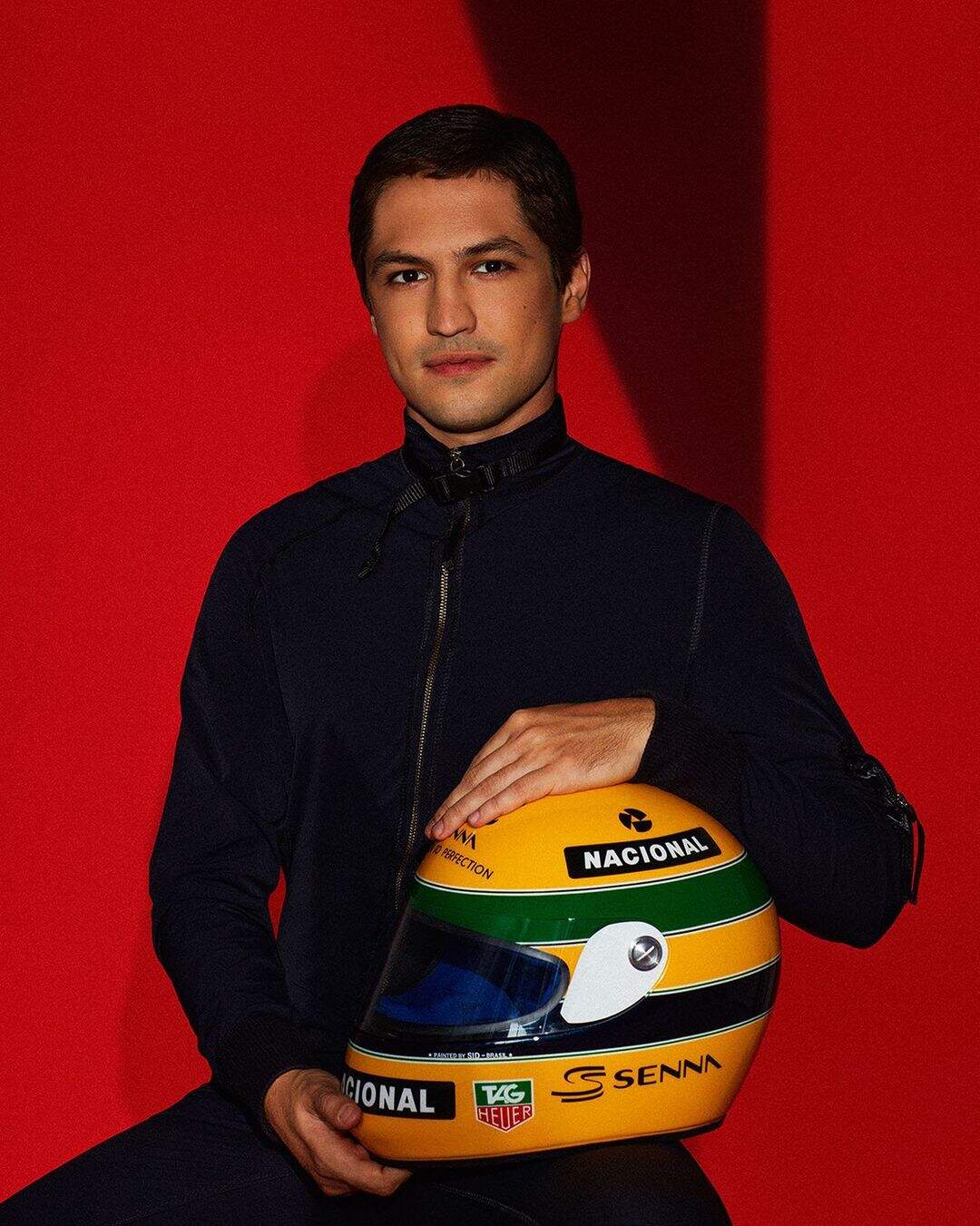 Gabriel Leone é Ayrton Senna em Senna. (Foto: Raquel Espírito Santo/Netflix)