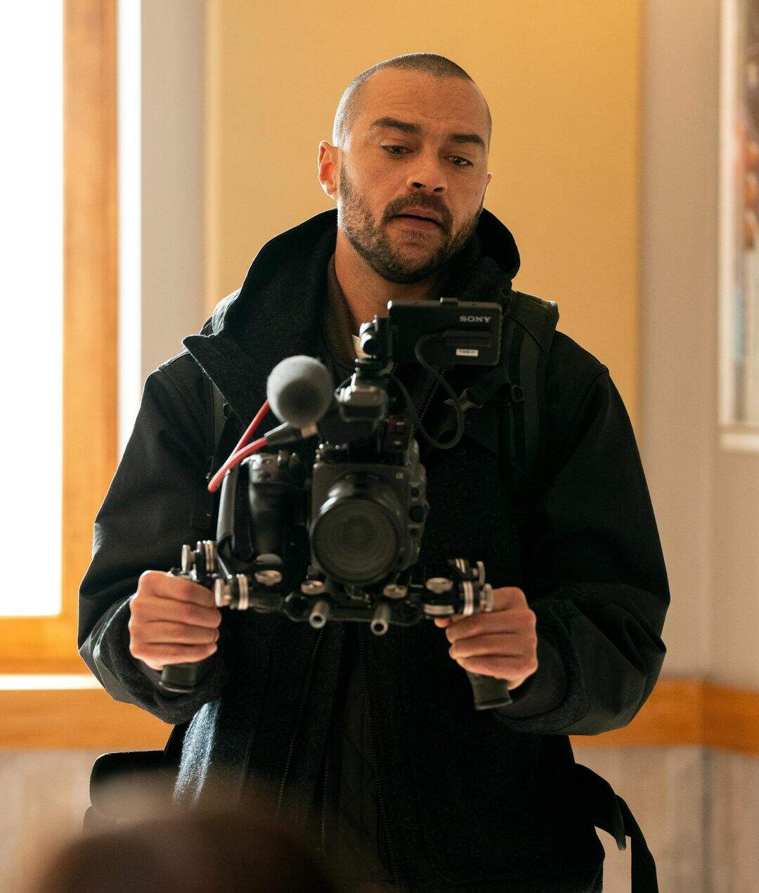 Jesse Williams na terceira temporada de "Only Murders in the Building" (Foto: Reprodução/Hulu)