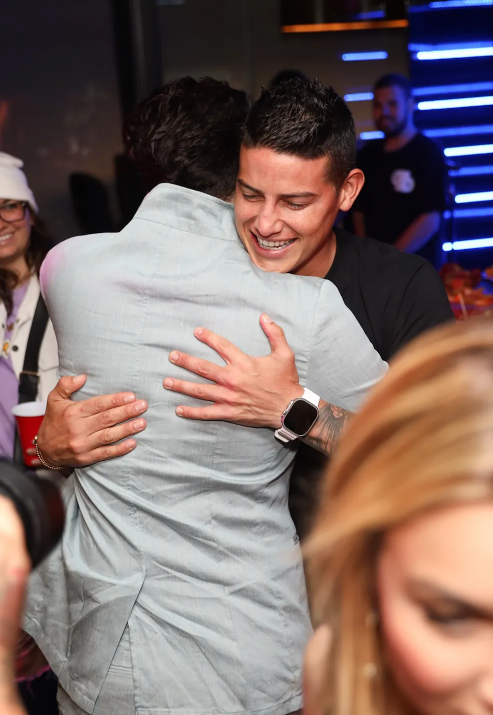 James Rodriguez abraça Luan Santana