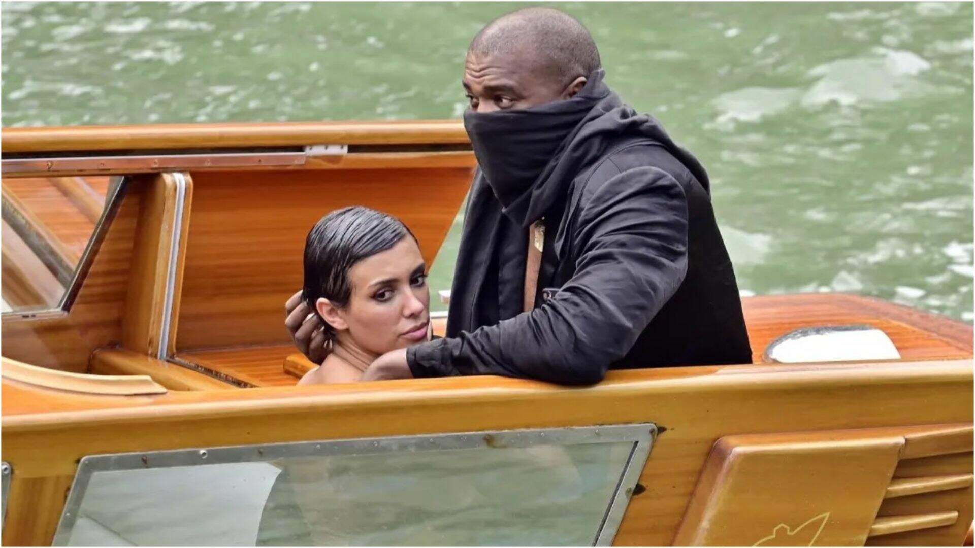 VAZOU! Kanye West é flagrado com a calça abaixada em barco e esposa com a cabeça onde não devia