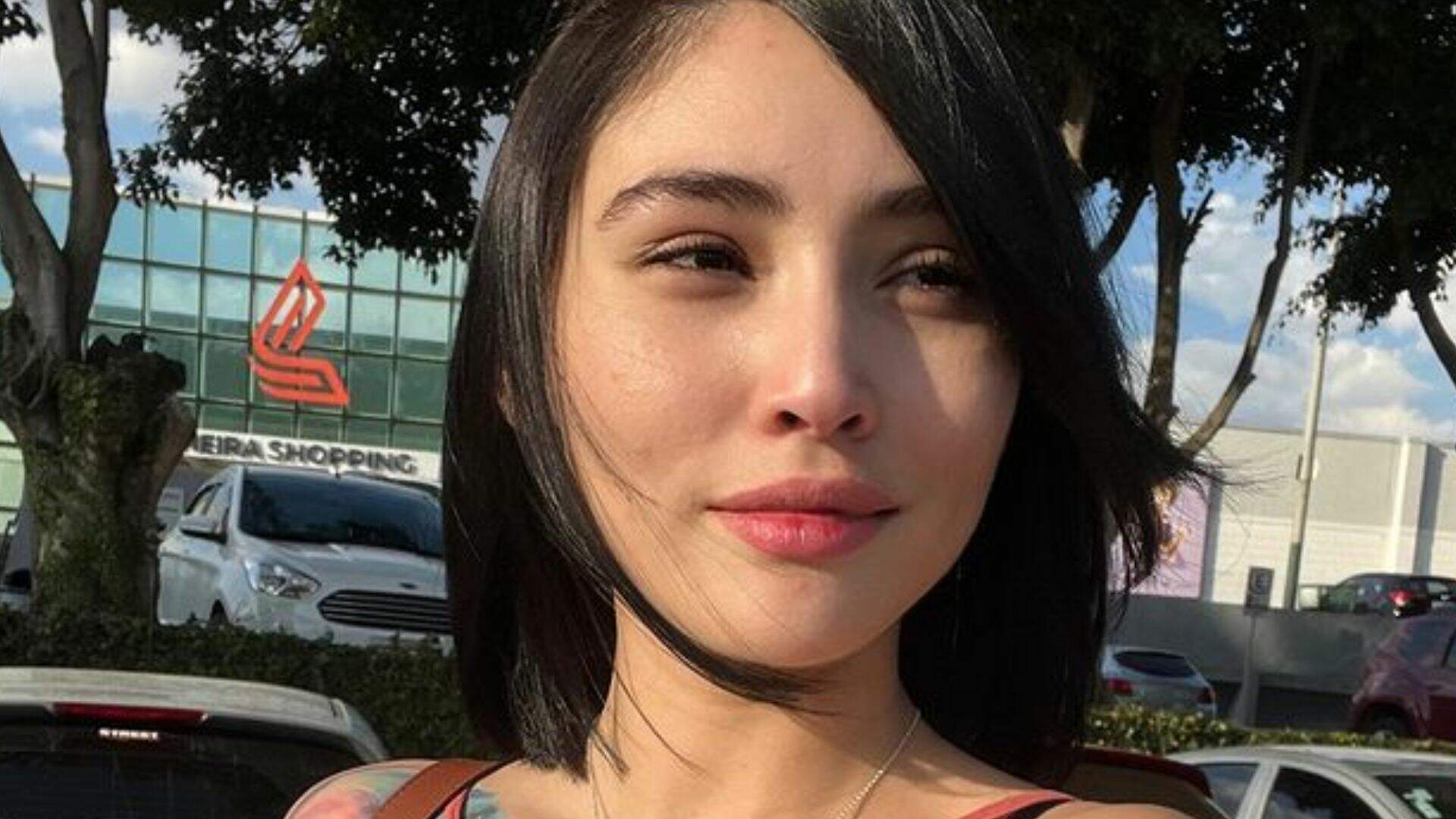 MC Chinesa exibe sua blusa com decote que quase revela todo o seu volume natural e sem edição - Metropolitana FM