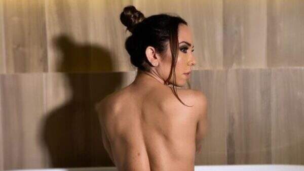 Mulher Melão dribla censura do Instagram, consegue tirar tudo na banheira e dá zoom onde não devia