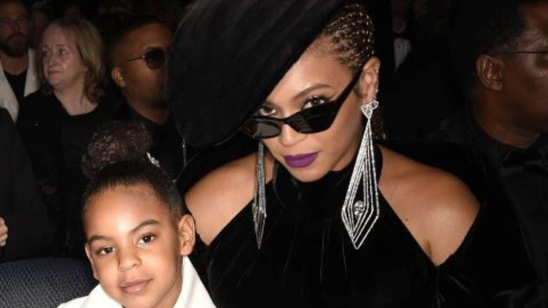 Vídeo polêmico e chocante: Beyoncé é denunciada por ato sexual no palco com filha de 6 anos na plateia - Metropolitana FM
