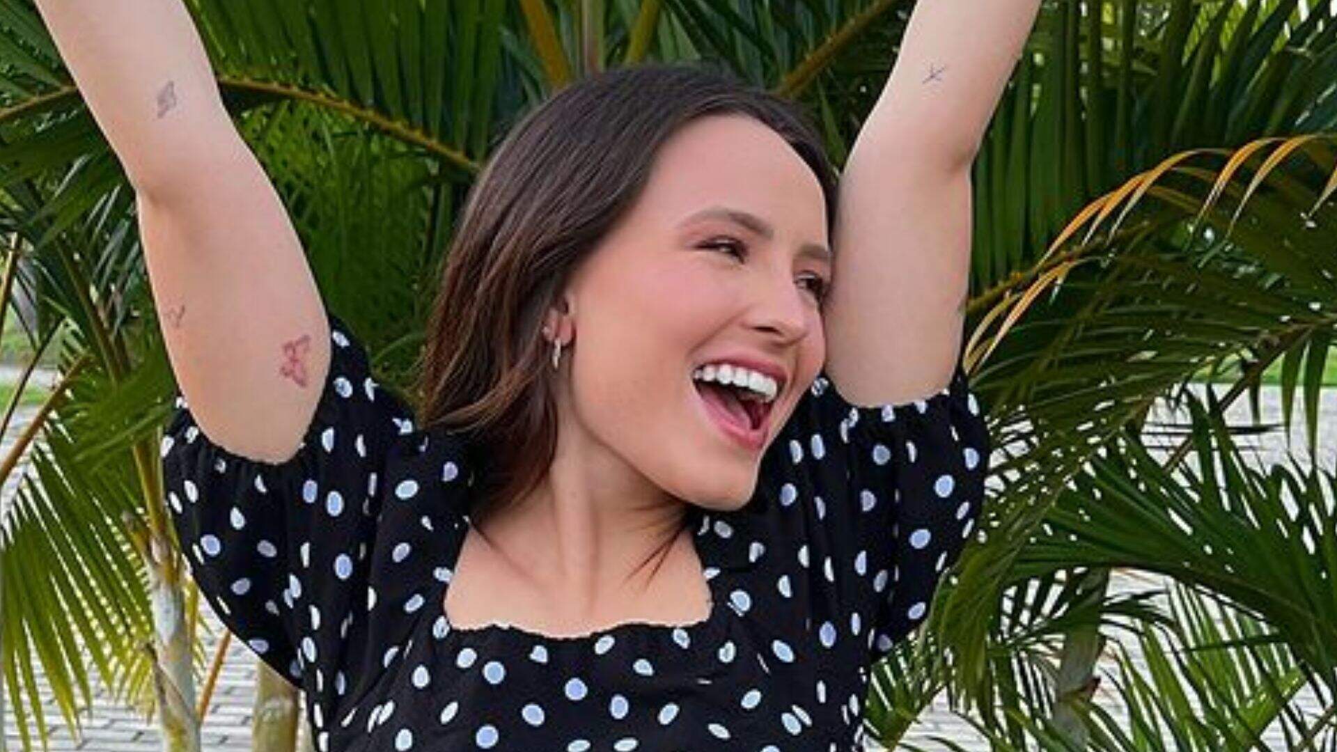 Larissa Manoela senta em barco e volume das coxas por baixo de saia branca impressiona: “Tive que dar zoom” - Metropolitana FM