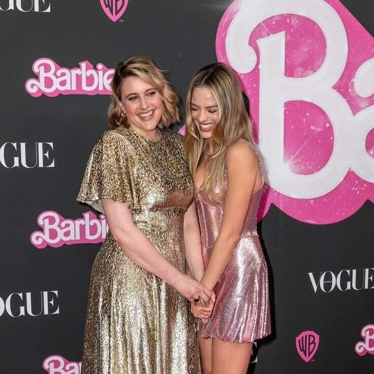 Greta Gerwig e Margot Robbie na divulgação de "Barbie" (Foto: Reprodução/Warner Bros.)