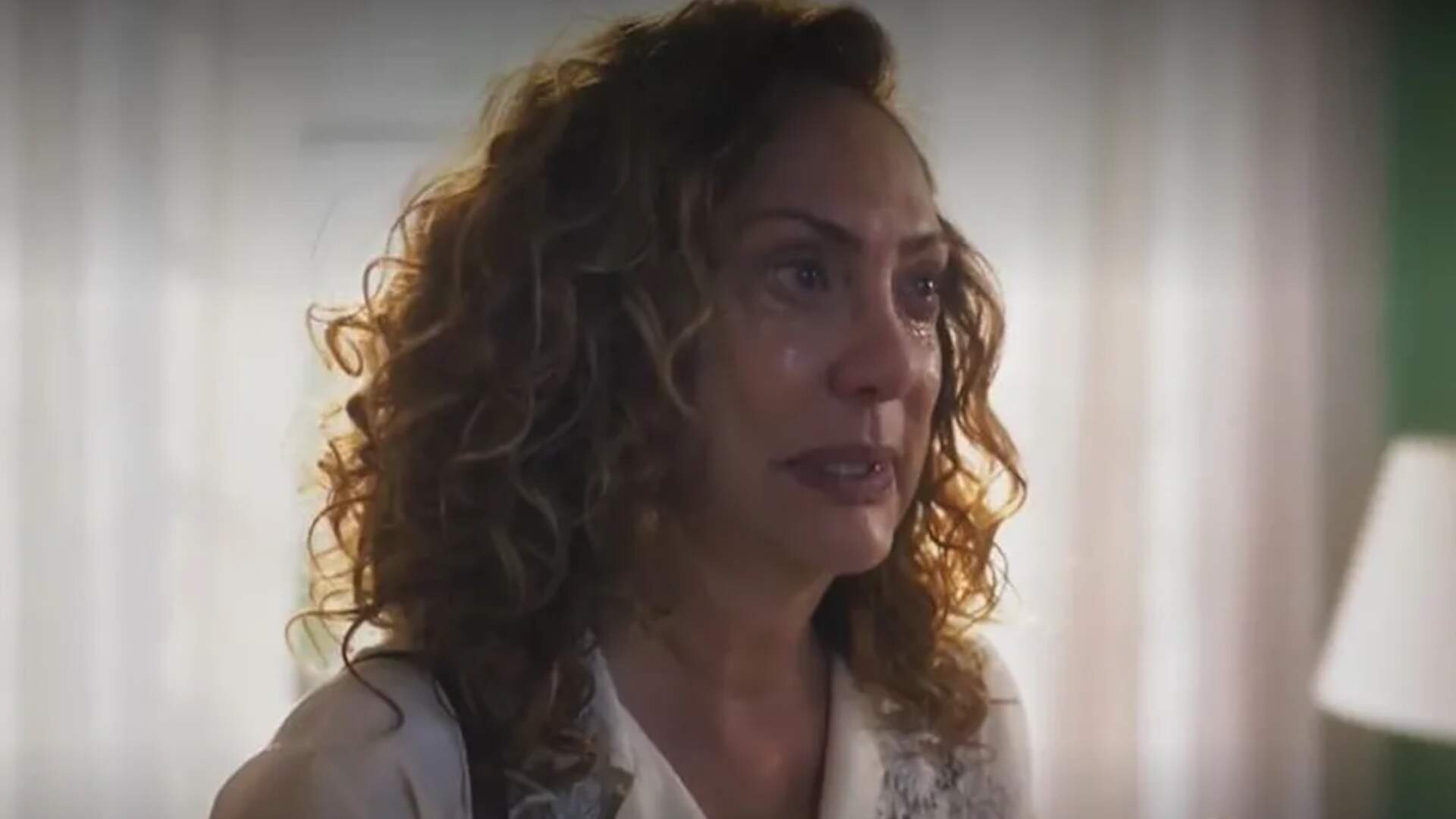 Terra e Paixão: Será que Caio vai perdoar? Agatha se complica ao pedir perdão ao filho - Metropolitana FM