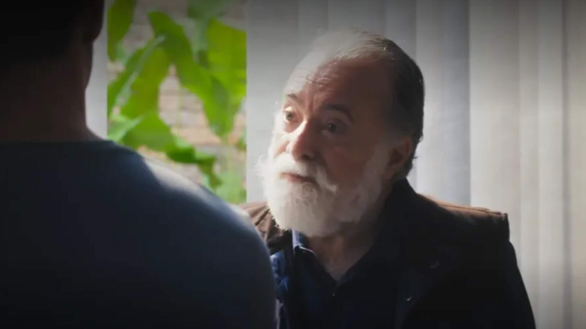 Terra e Paixão: Antônio pega Caio de surpresa com atitude emocionante e os dois caem no choro! - Metropolitana FM