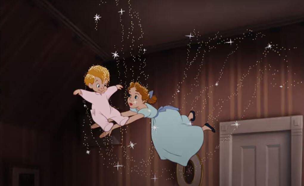 Miguel e Wendy voam com o pó mágico de Tinkerbell em "Peter Pan" (Foto: Reprodução/Disney)