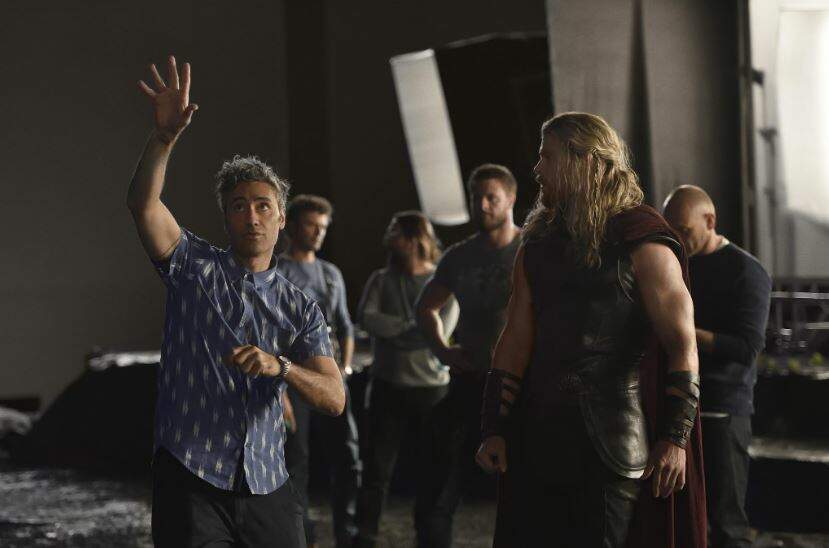 Taika Waititi e Chris Hemsworth nos bastidores de “Thor: Ragnarok” (Foto: Reprodução/Marvel Studios)
