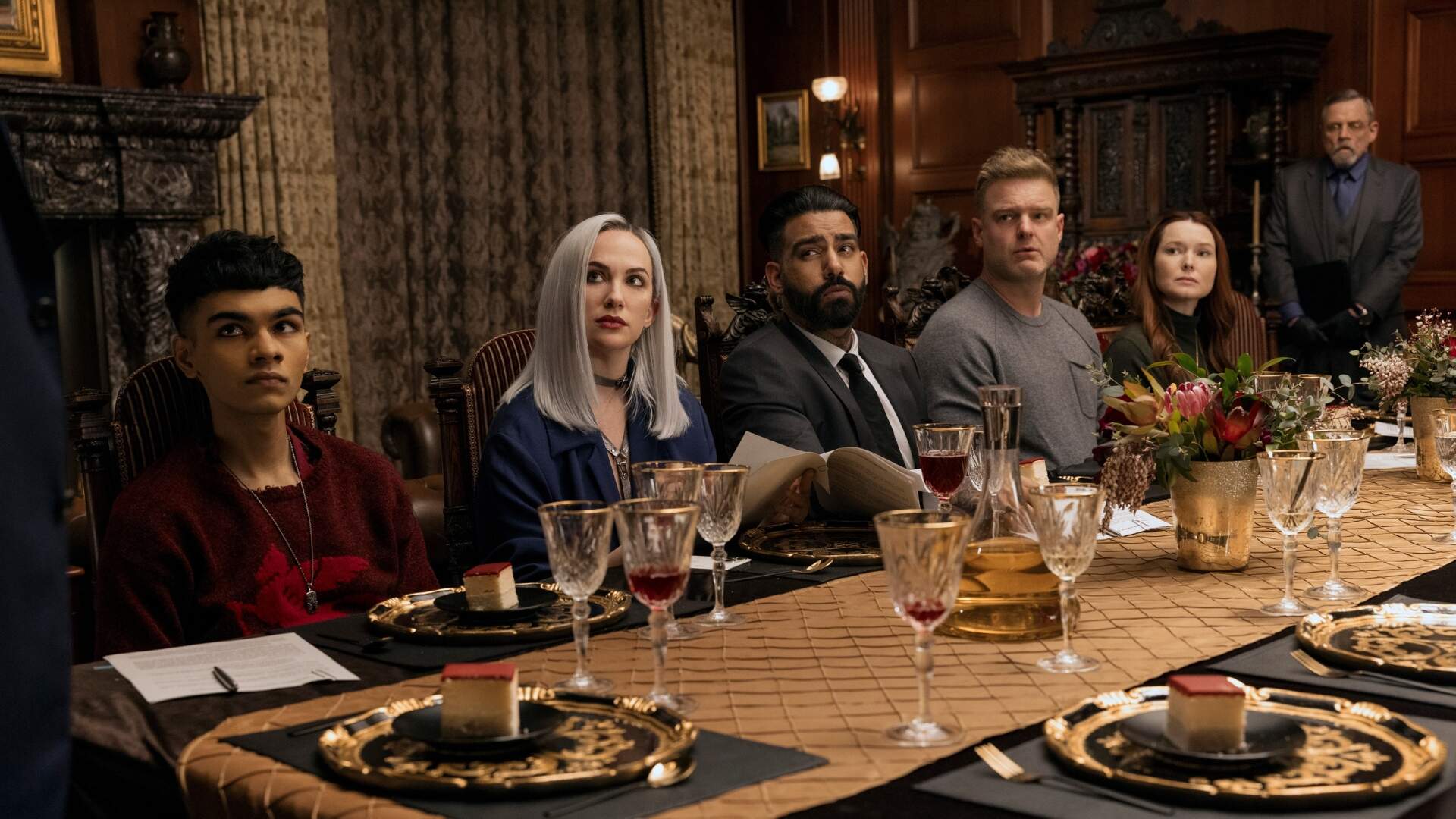 Sauriyan Sapkota como Prospero Usher, Kate Siegel como Camille L'Espanaye, Rahul Kohli como Napoleon Usher, Matt Biedel como Bill-T Wilson, Samantha Sloyan como Tamerlane Usher, Mark Hamill como Arthur Pym em “A Queda da Casa de Usher” (Foto: Eike Schroter/Netflix)