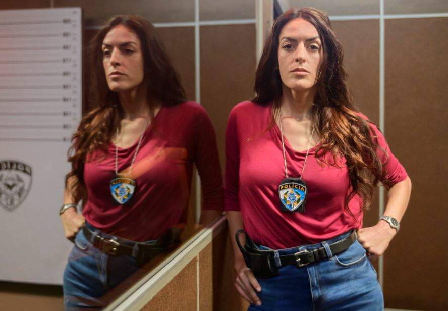 Montovani (Luciana Paes) é inspetora de polícia, noveleira, ela é quem bota ordem no parquinho (Foto: Reprodução/Netflix)