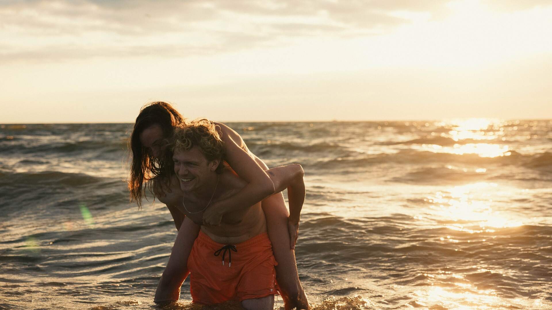 Martijn Lakemeier como Mink e Gaite Jansen como Luna em “Um Clímax Entre Nós” (Foto: Reprodução/Netflix)