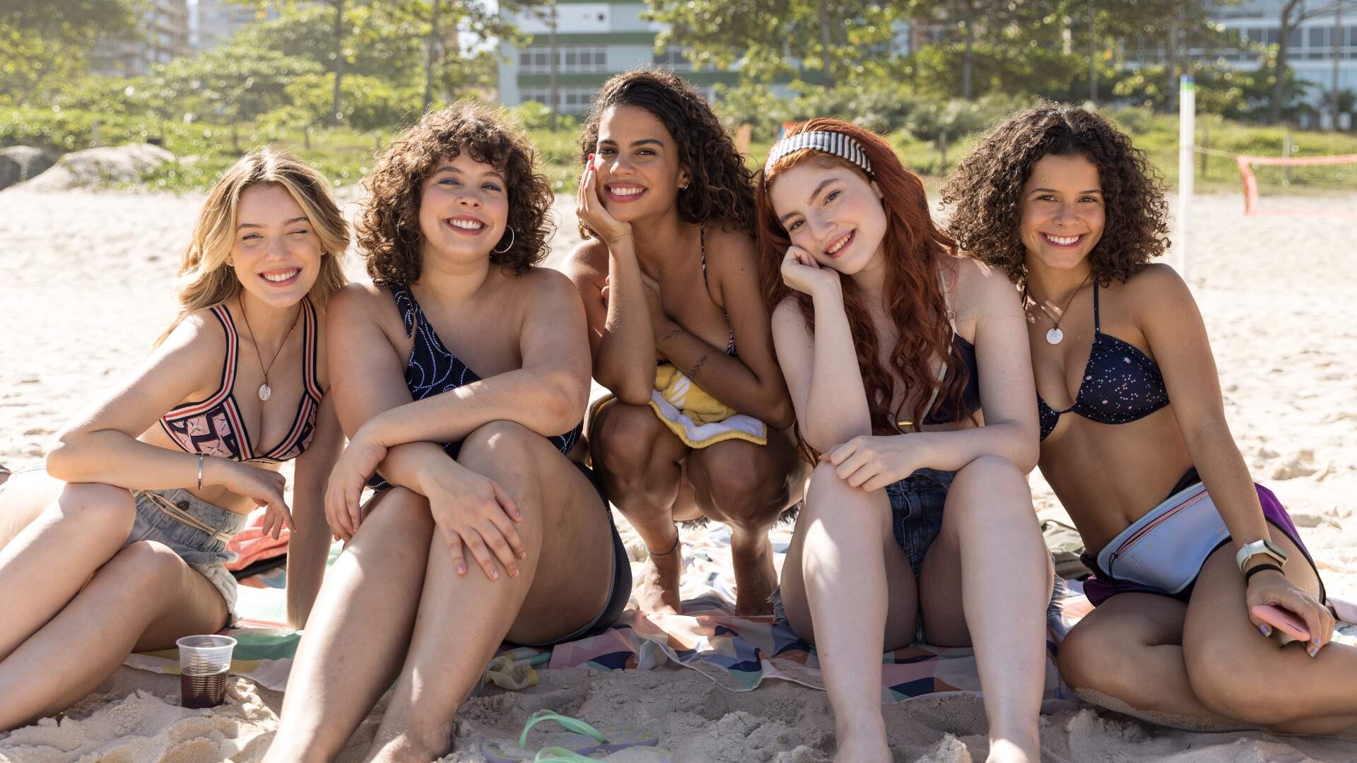 Beta (Ana Jeckel), Pri (Guilhermina Libanio), Amanda (Clara Buarque), Trix (Duda Matte) e Clara (Gabriella Saraivah) na segunda temporada de "Tudo Igual... SQN" (Foto: Reprodução/Disney+)