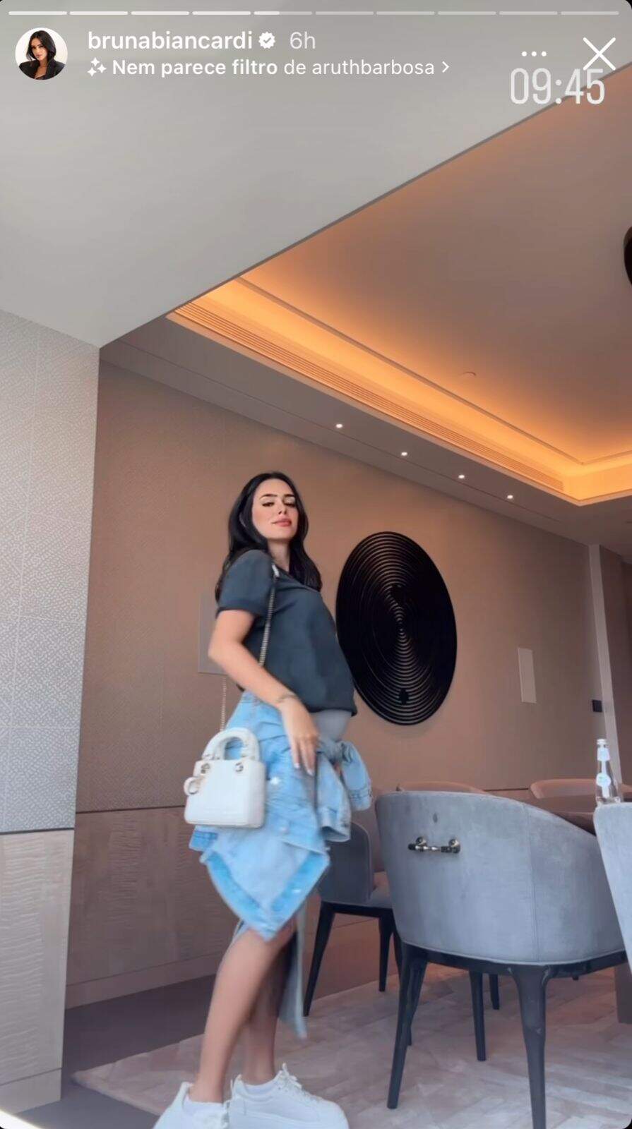 Grávida de Neymar, Bruna Biancardi exibe look para passear na Arábia Saudita