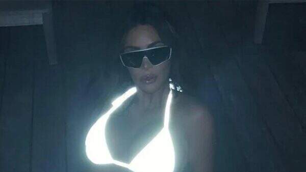 Kim Kardashian impressiona fãs com biquíni diferentão que brilha no escuro