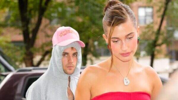 Looks inusitados de Hailey e Justin Bieber em evento viram meme na web