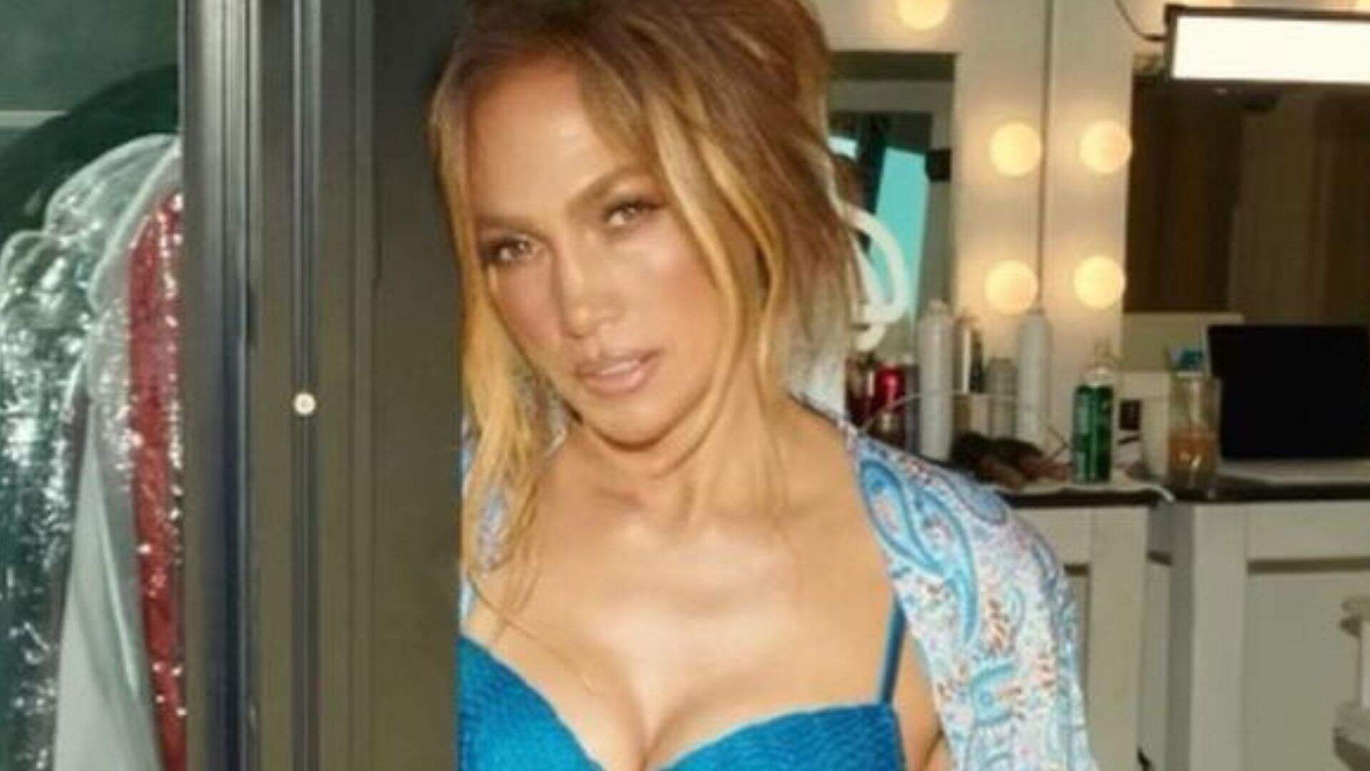 Ao posar de lingerie transparente, Jennifer Lopez sofre de etarismo e se torna alvo de críticas na web - Metropolitana FM