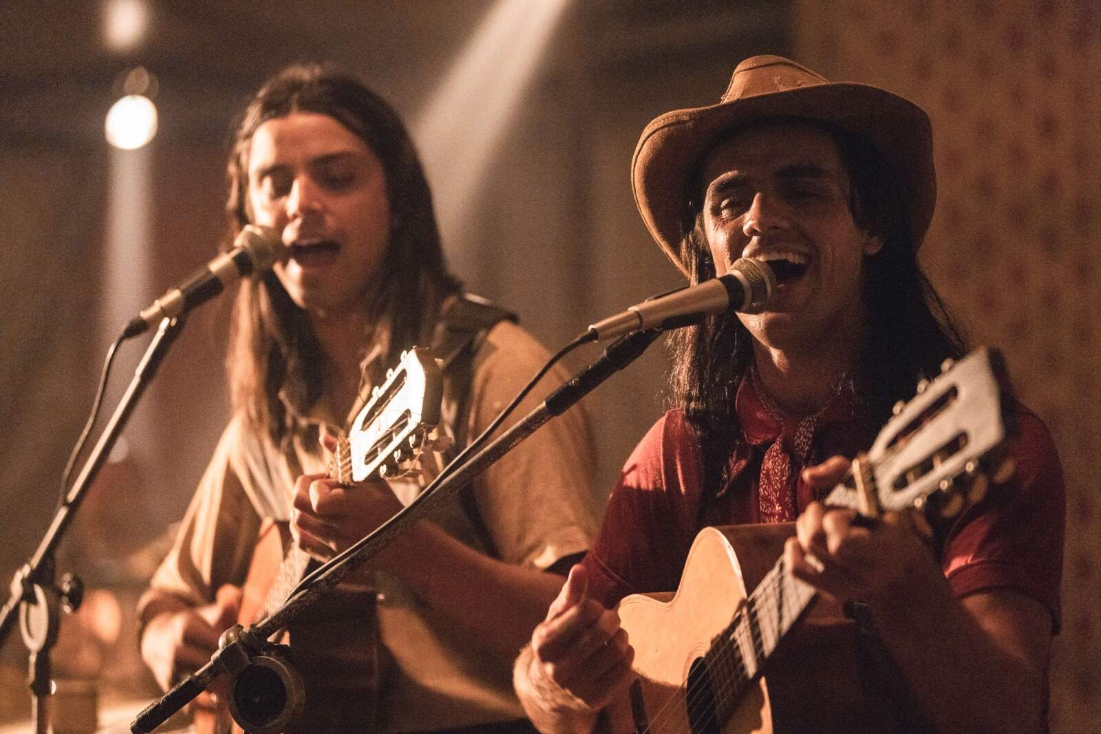 Irmãos Rodrigo e Felipe Simas são José/Chitãozinho e Durval/Xororó em 'As Aventuras de José & Durval' (Foto: Vans Bumbeers/Globoplay)