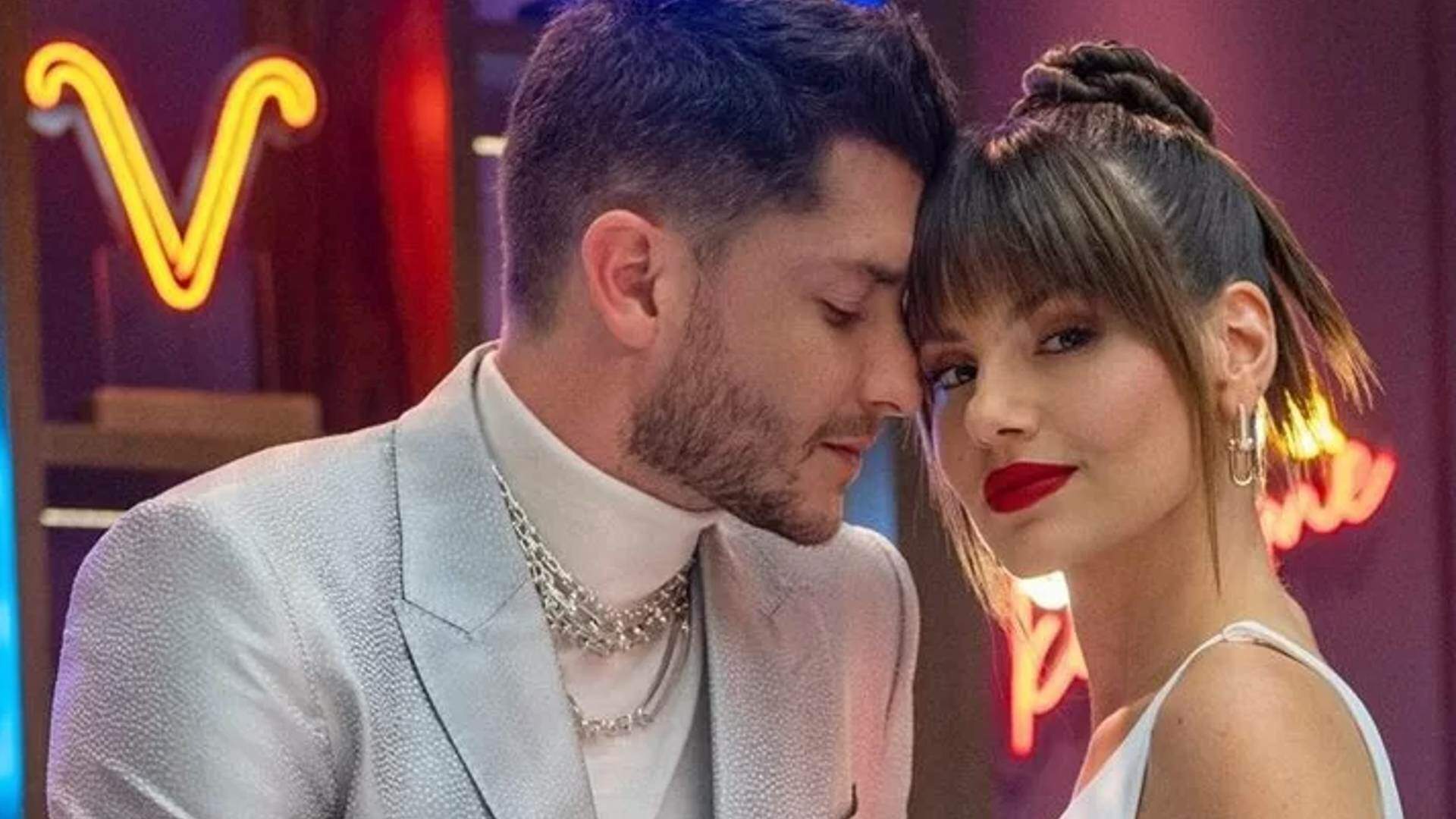 Camila Queiroz emociona fãs ao publicar vídeo especial do seu casamento com Klebber Toledo para celebrar ‘Bodas de Madeira’ - Metropolitana FM