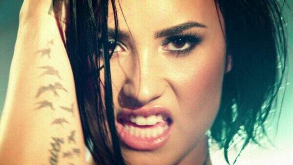 Demi Lovato anima fãs ao relançar mais um grande hit da sua carreira em versão rock; vem ouvir!