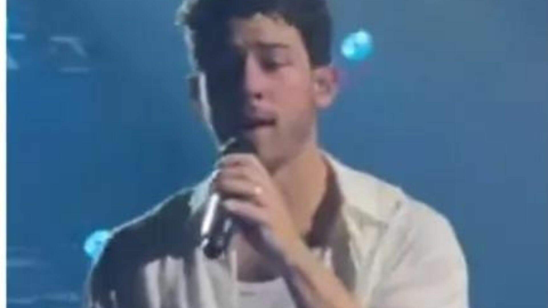 Que susto! Nick Jonas leva tombo feio durante show e assusta fãs; veja cena!