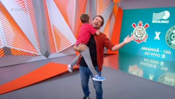 As vésperas do Dia dos Pais, filho de Felipe Andreoli invade estúdio do ‘Globo Esporte’ e deixa o apresentador encantado: “Hoje pode”