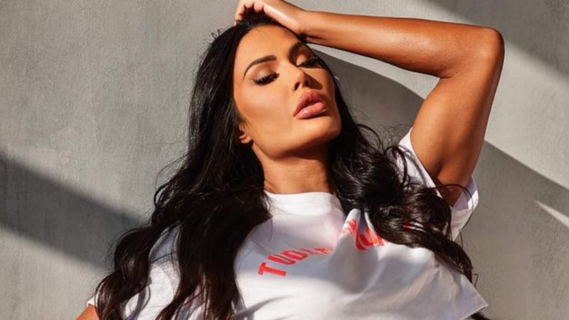 Gracyanne levanta a camiseta, deixa meio seio para fora e provoca com a calcinha bem fundo na virilha - Metropolitana FM