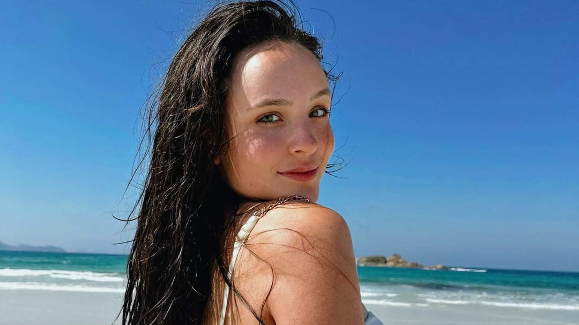 Na praia, Larissa Manoela esbanja beleza natural de biquíni branco provocante enquanto exibe corpão - Metropolitana FM