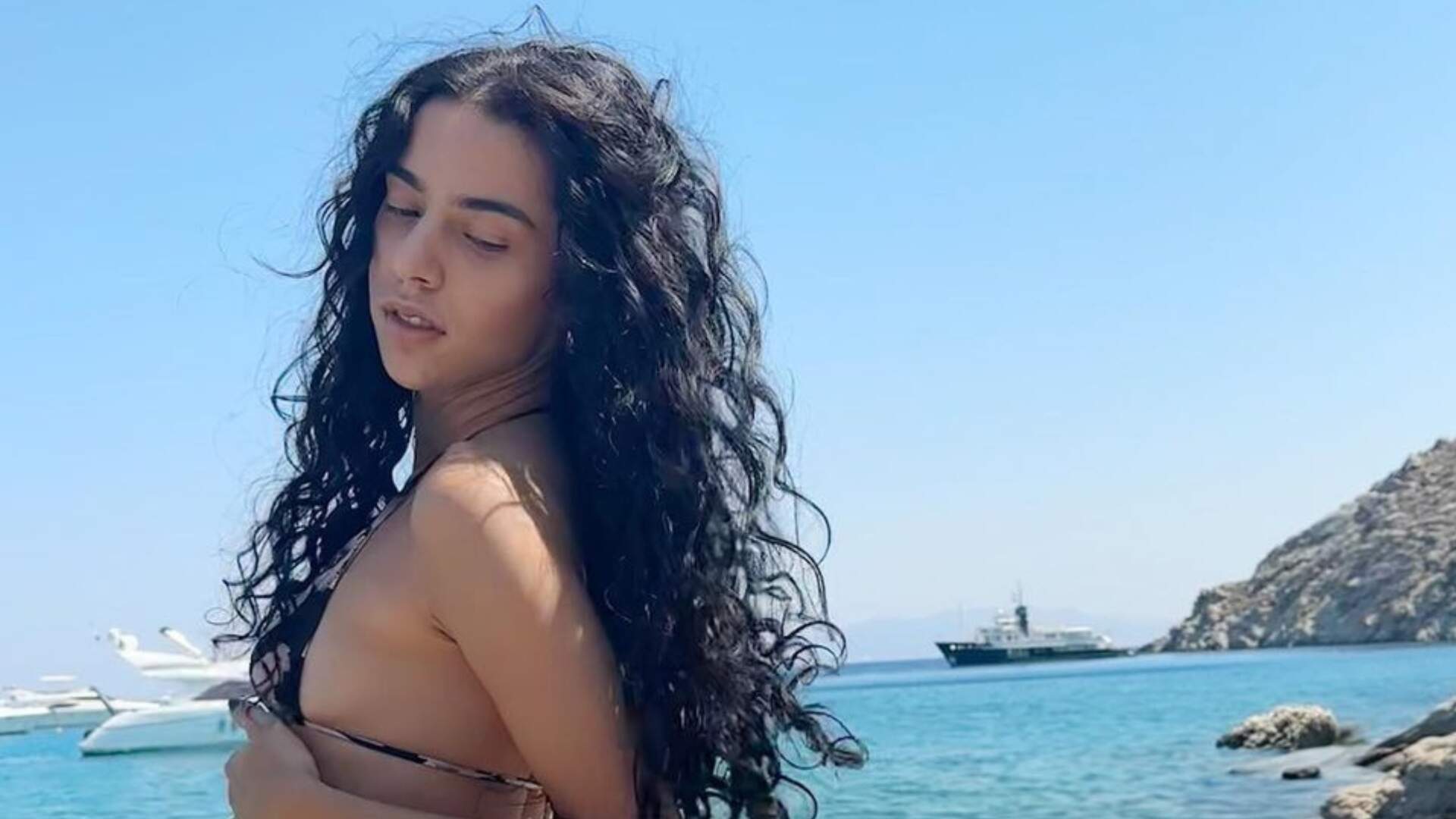 De férias, Marina Sena grava vídeo ousado rebolando bumbum com fio-dental bem cavado na virilha