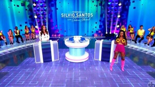 Inês Brasil não tem limites e faz topless durante ‘Programa Sílvio Santos’