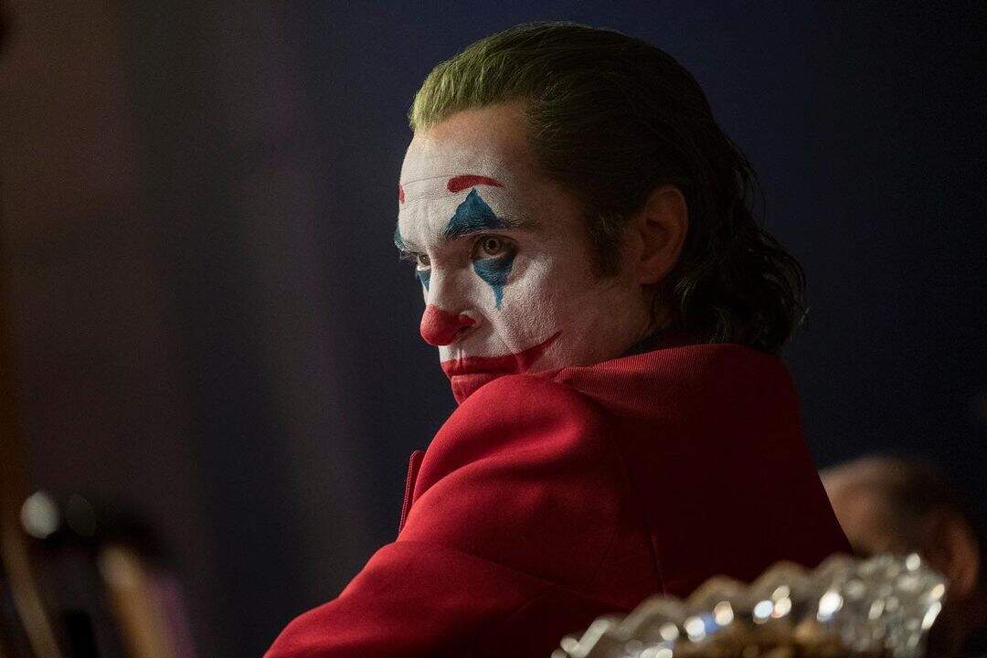 Joaquin Phoenix é Arthur Fleck em “CORINGA” (Foto: Reprodução/Warner Bros.)