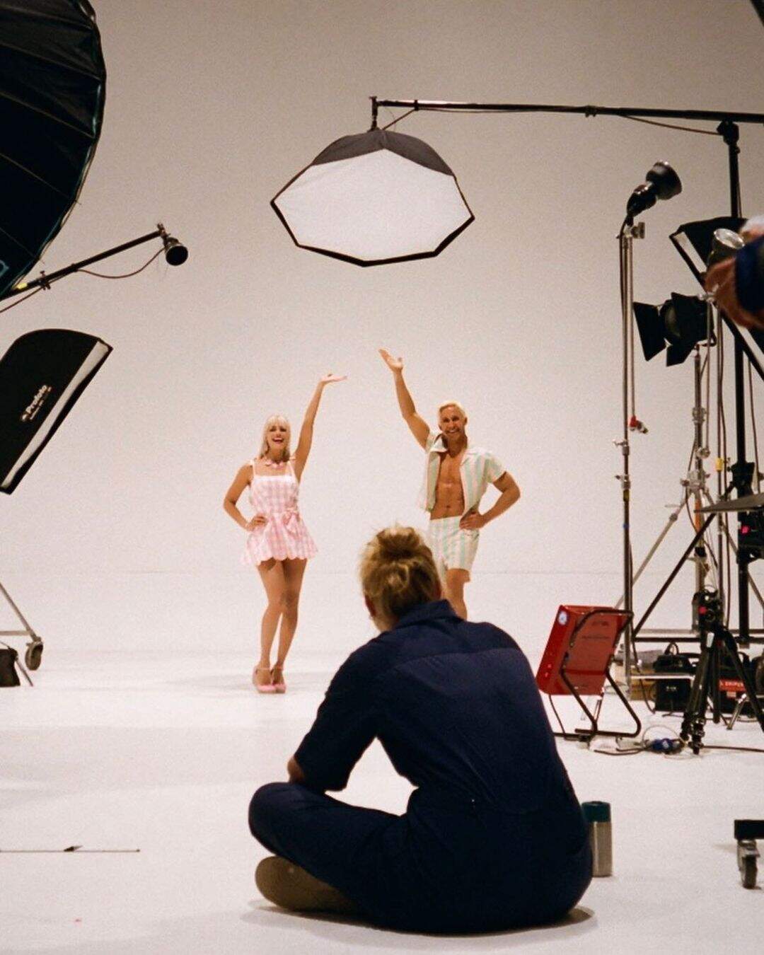 Margot Robbie, Ryan Gosling e Greta Gerwig nos bastidores de "Barbie" (Foto: Reprodução/Rob Harris)