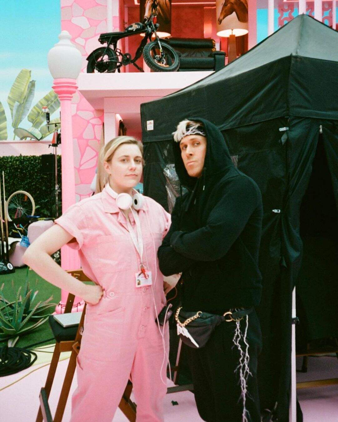 Ryan Gosling e Greta Gerwig nos bastidores de "Barbie" (Foto: Reprodução/Rob Harris)