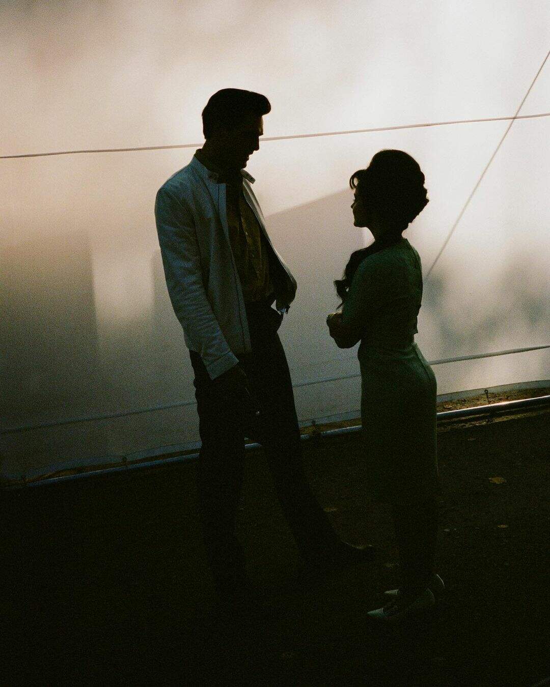 Jacob Elordi e Cailee Spaeny nos bastidores de "Priscilla" (Foto: Reprodução/Instagram)