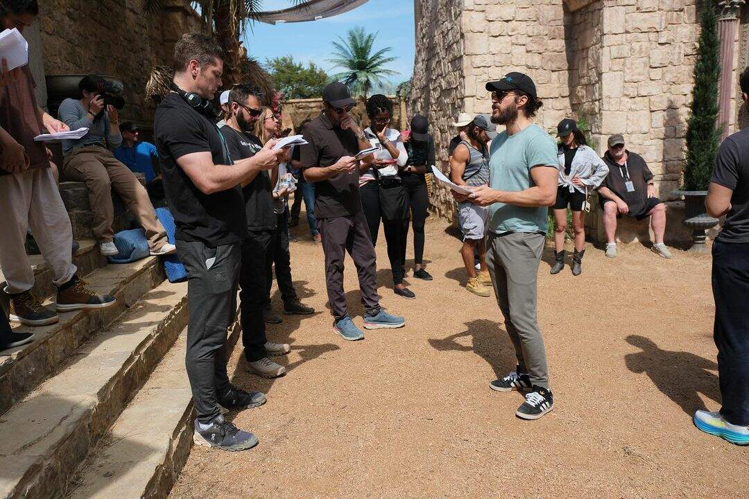 Dallas Jenkins e Jonathan Roumie em uma cena da quarta temporada de "The Chosen" (Foto: Reprodução/Instagram)