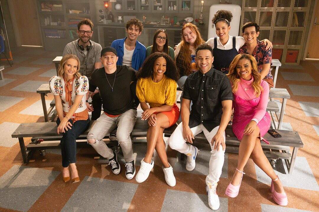 Elenco da quarta e última temporada de "High School Musical: The Musical: The Series" com Tim Federle (Foto: Reprodução/Instagram)