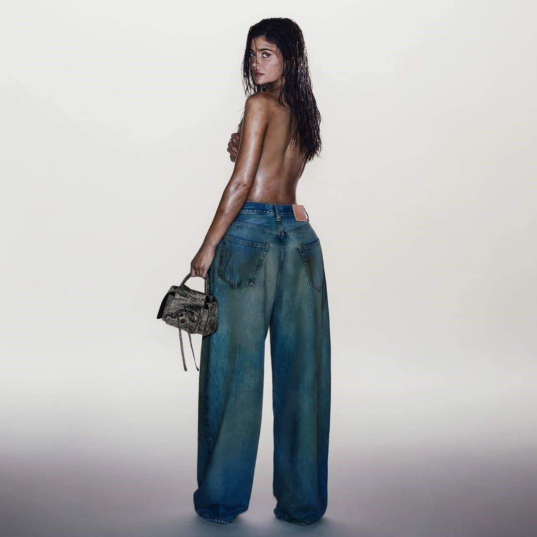 Coberta de lama, Kylie Jenner é a estrela da nova campanha de jeans da Acne Studios (Foto: Reprodução/Redes Sociais)