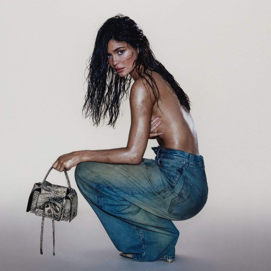 Coberta de lama, Kylie Jenner é a estrela da nova campanha de jeans da Acne Studios