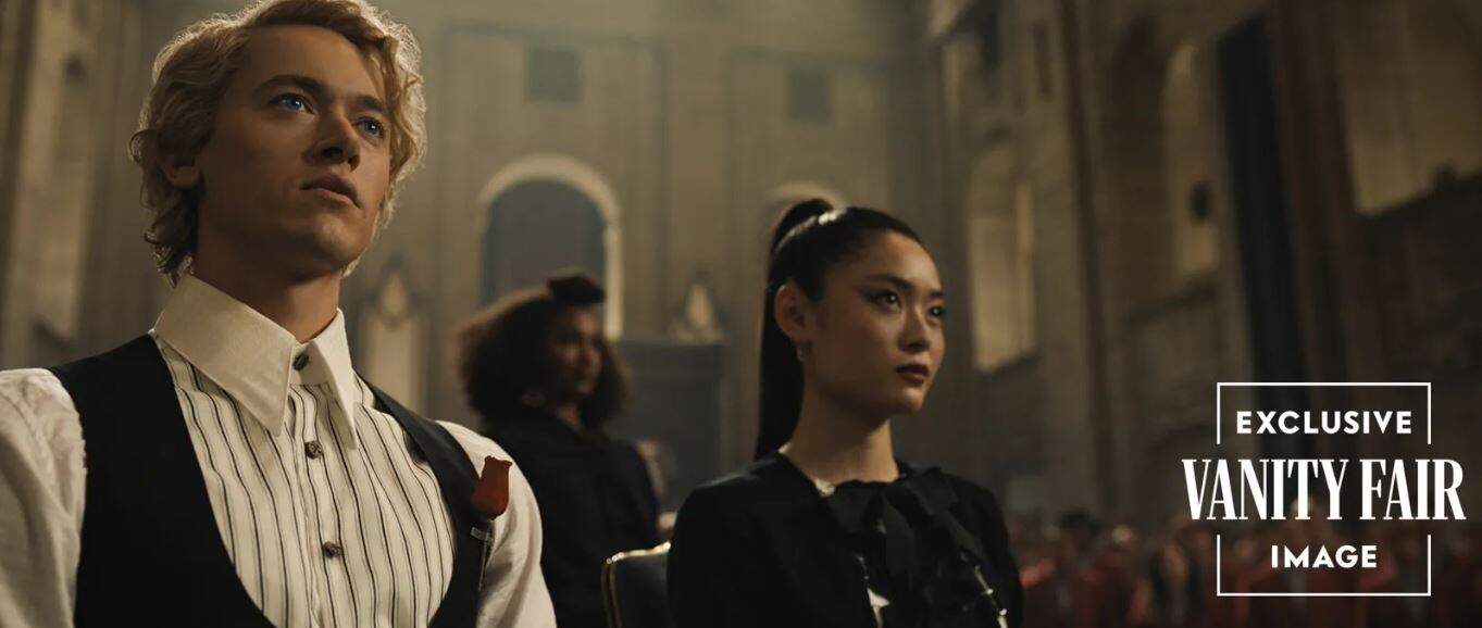 Tom Blyth é Coriolanus Snow e Ashley Liao é Clemensia Dovecote em “Jogos Vorazes: A Cantiga dos Pássaros e das Serpentes” (Foto: Reprodução/Lionsgate)