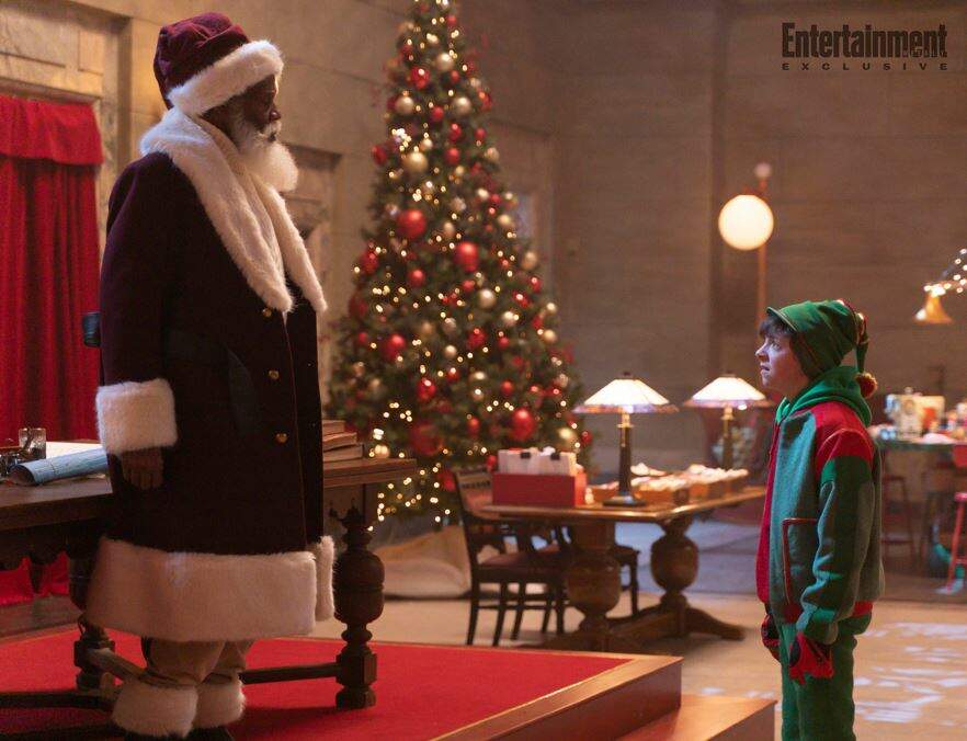 Danny Glover é o Papai Noel em "The Naughty Nine" (Foto: Reprodução/Disney)