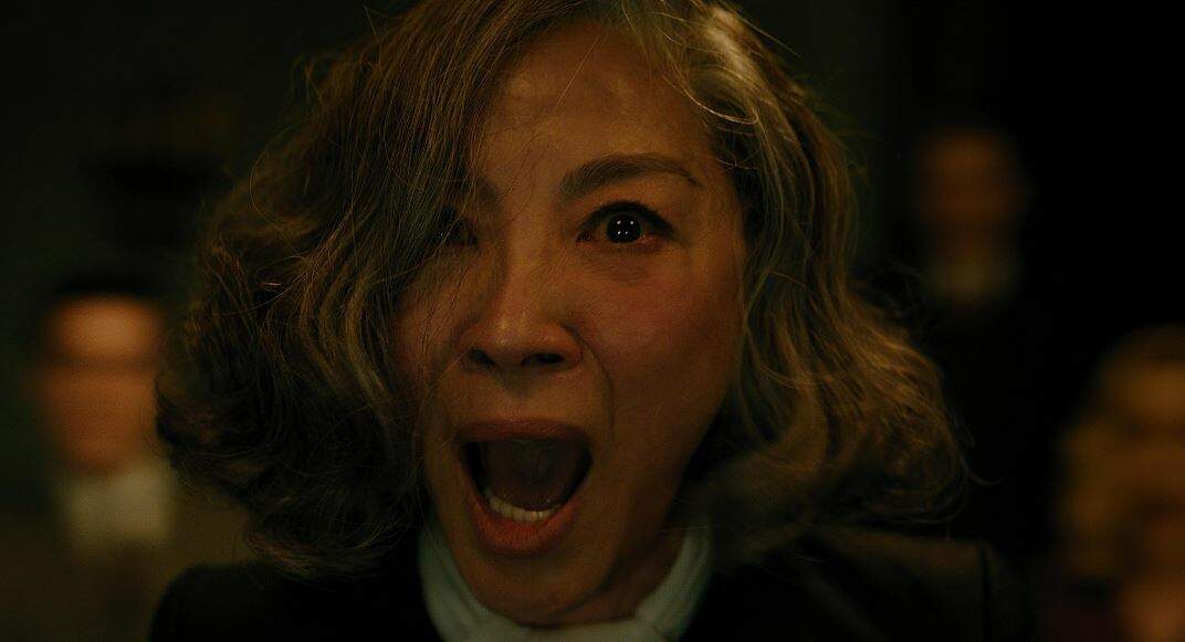 Michelle Yeoh é Joyce Reynolds em “A Noite das Bruxas” (Foto: Reprodução/20th Century Studios)