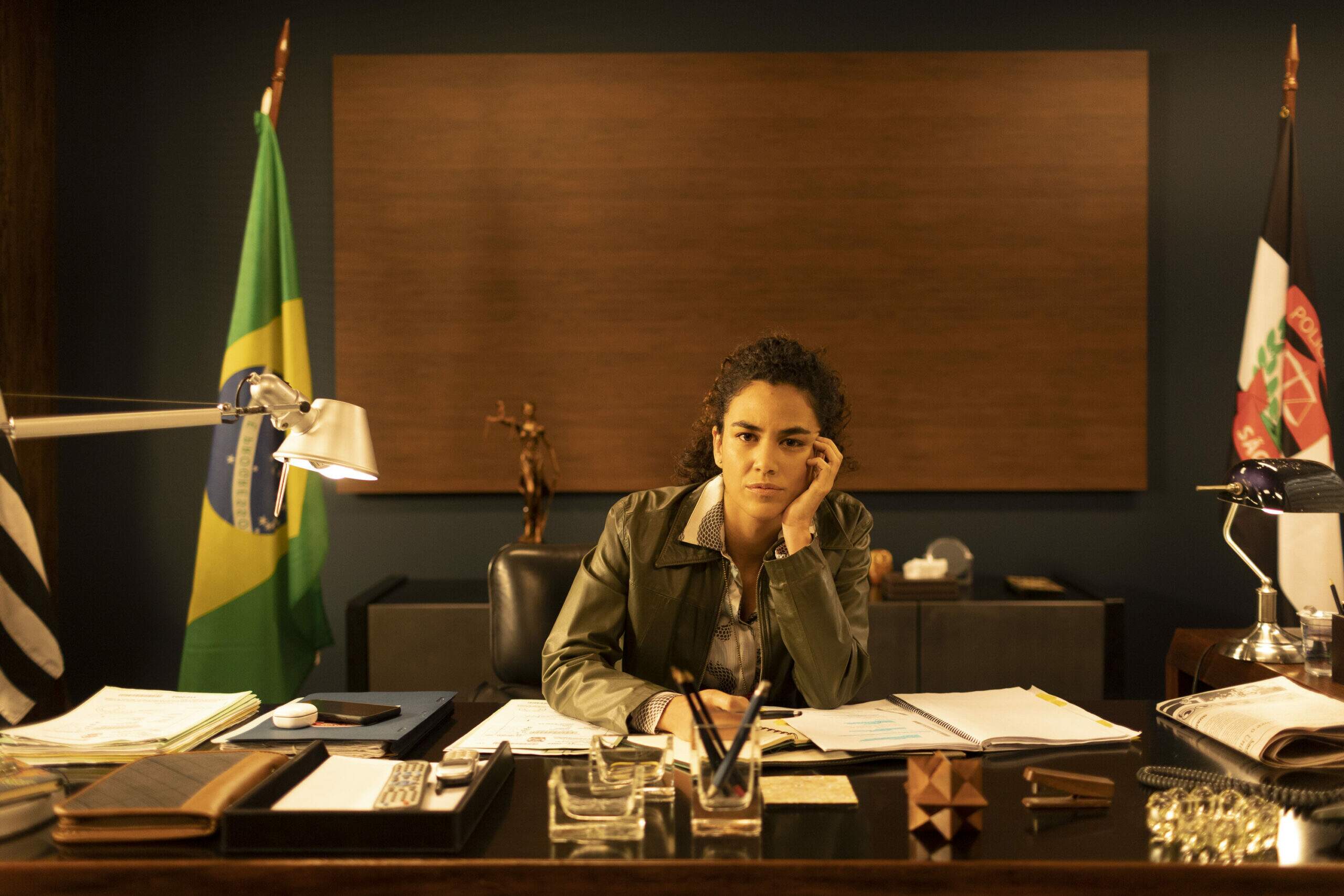 Bárbara Colen como Delegada Helena em "A Menina Que Matou Os Pais - A Confissão" (Foto: Reprodução/Prime Video)