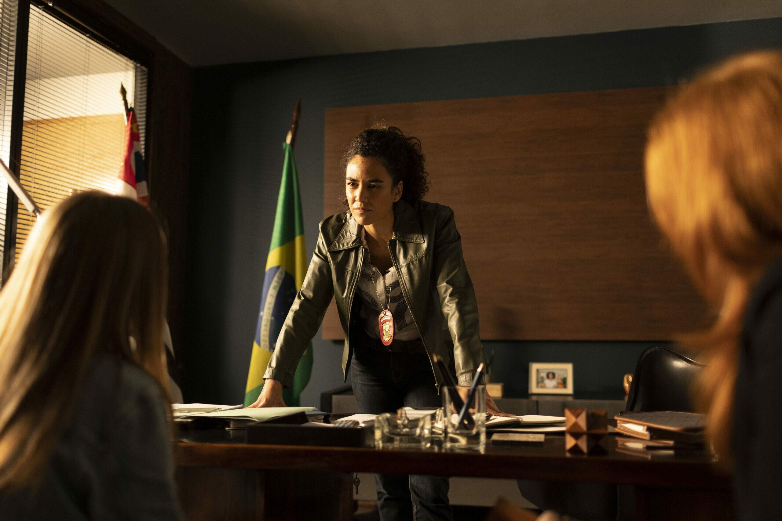 Bárbara Colen como Delegada Helena em “A Menina Que Matou Os Pais - A Confissão” (Foto: reprodução/Prime Video)