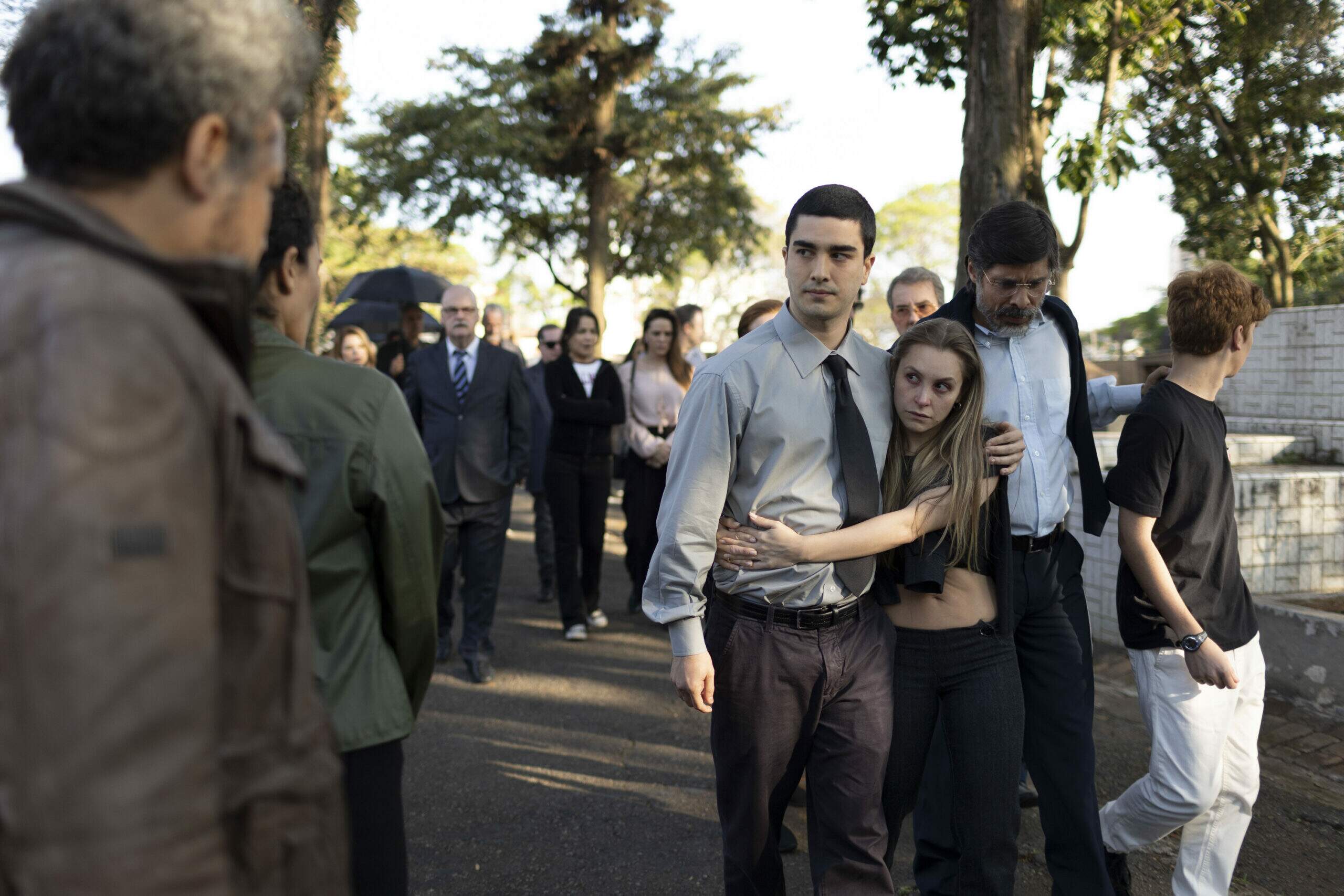 Carla Diaz como Suzane von Richthofen e Leonardo Bittencourt como Daniel Cravinhos em “A Menina Que Matou Os Pais - A Confissão” (Foto: reprodução/Prime Video)