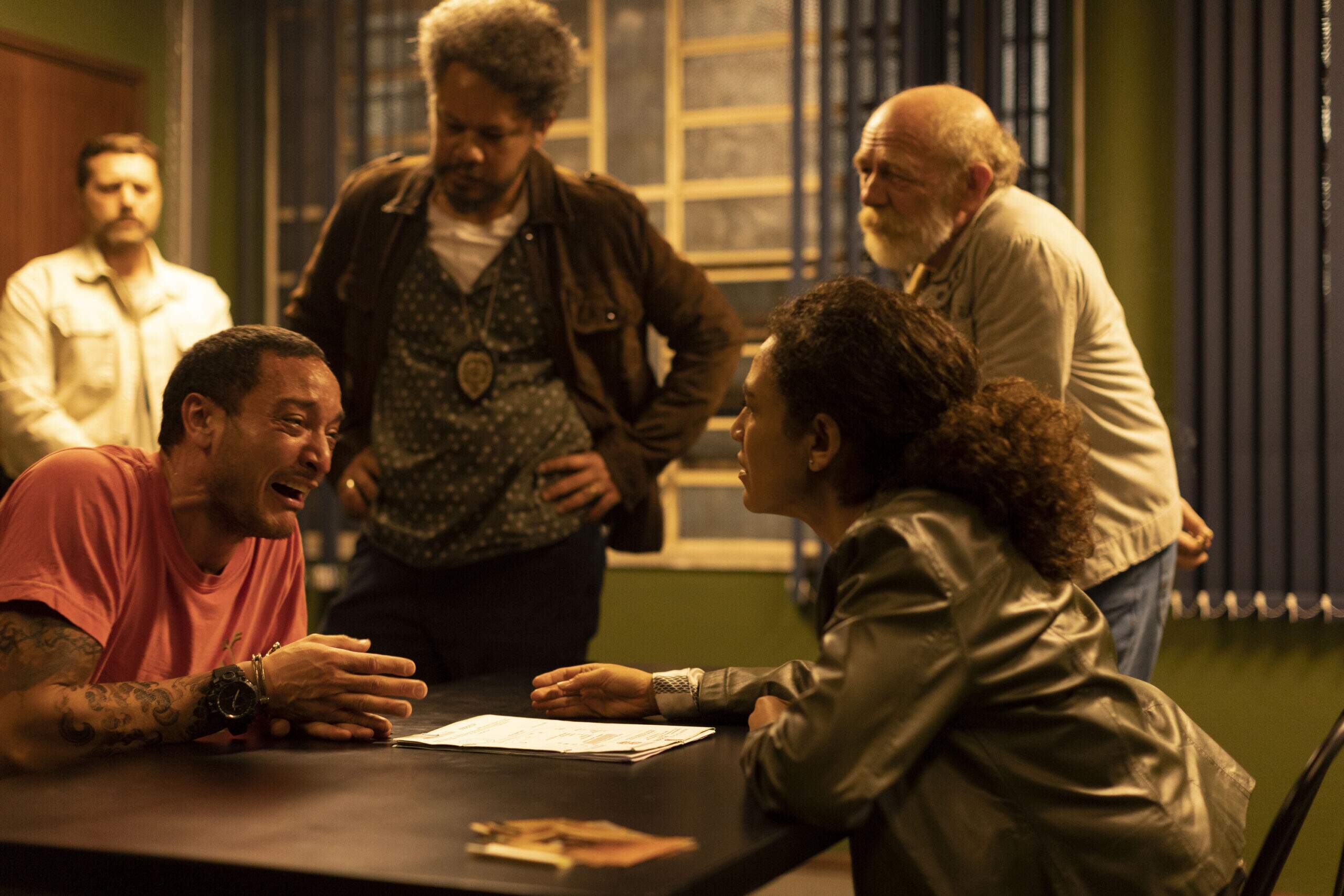 Allan Souza Lima como Cristian Cravinhos e Bárbara Colen como Delegada Helena em “A Menina Que Matou Os Pais - A Confissão” (Foto: reprodução/Prime Video)