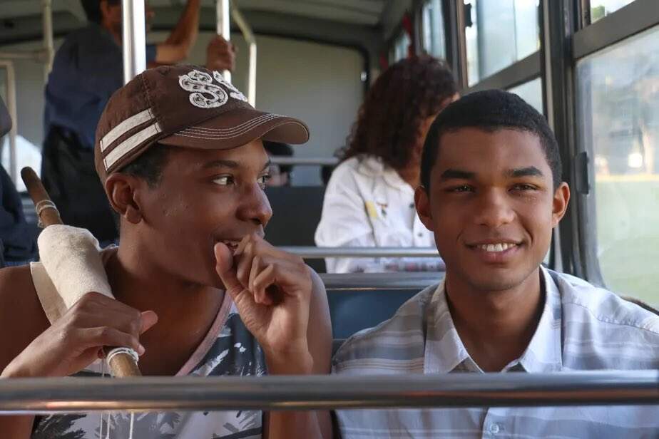 Lucas Penteado é Claudinho e Juan Paiva é Buchecha em “Nosso Sonho” (Foto: Reprodução/Manequim Filmes)