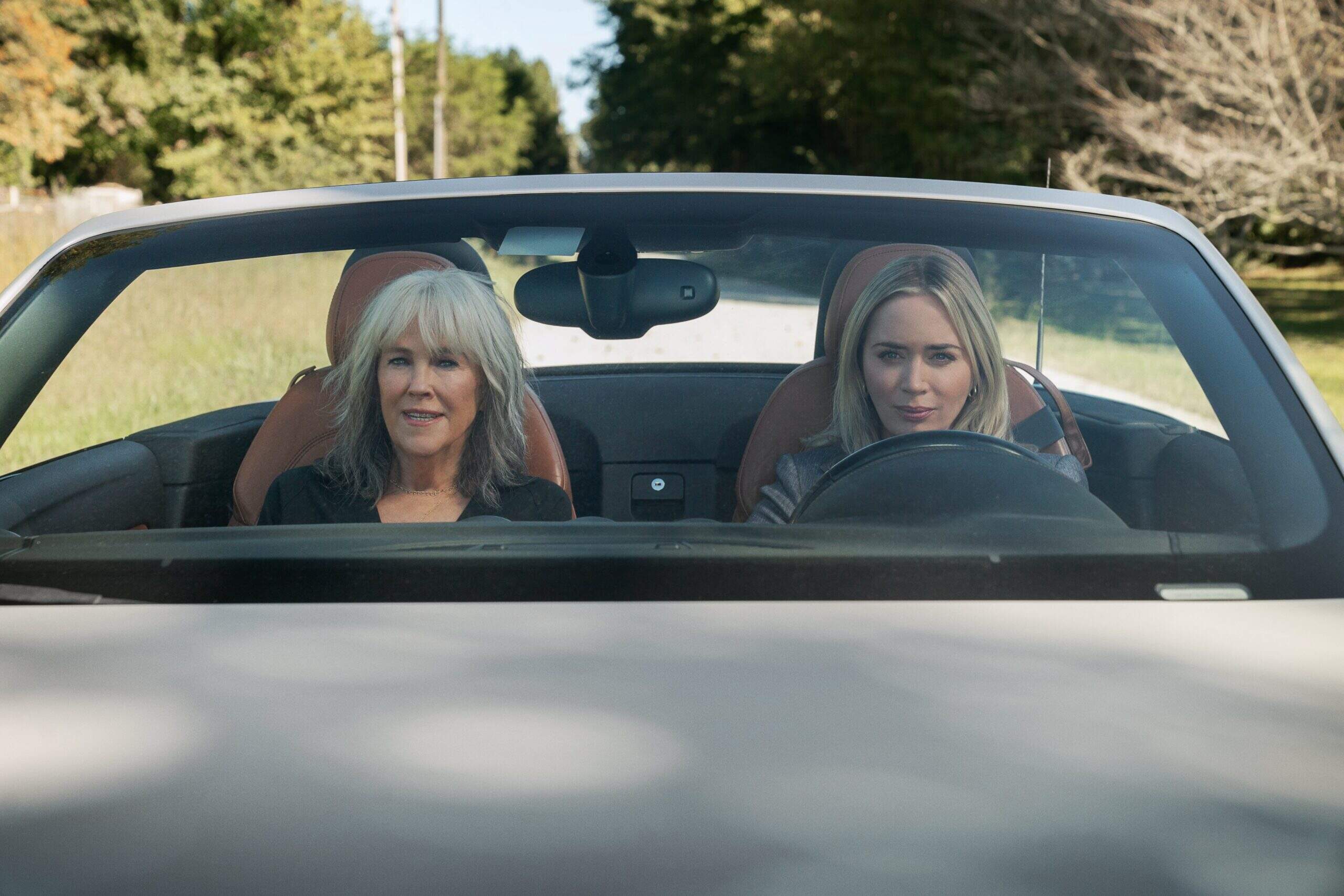 Catherine O'Hara como Jackie e Emily Blunt como Liza em “Máfia da Dor” (Foto: Brian Douglas/Netflix)