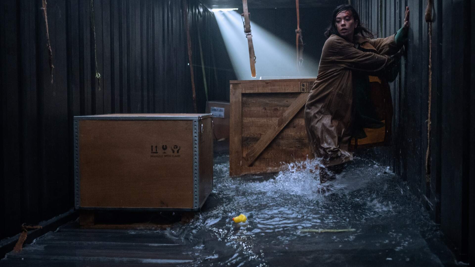 Anna Castillo é Mia em “Destinos à Deriva” (Foto: Emilio Pereda/Netflix”)