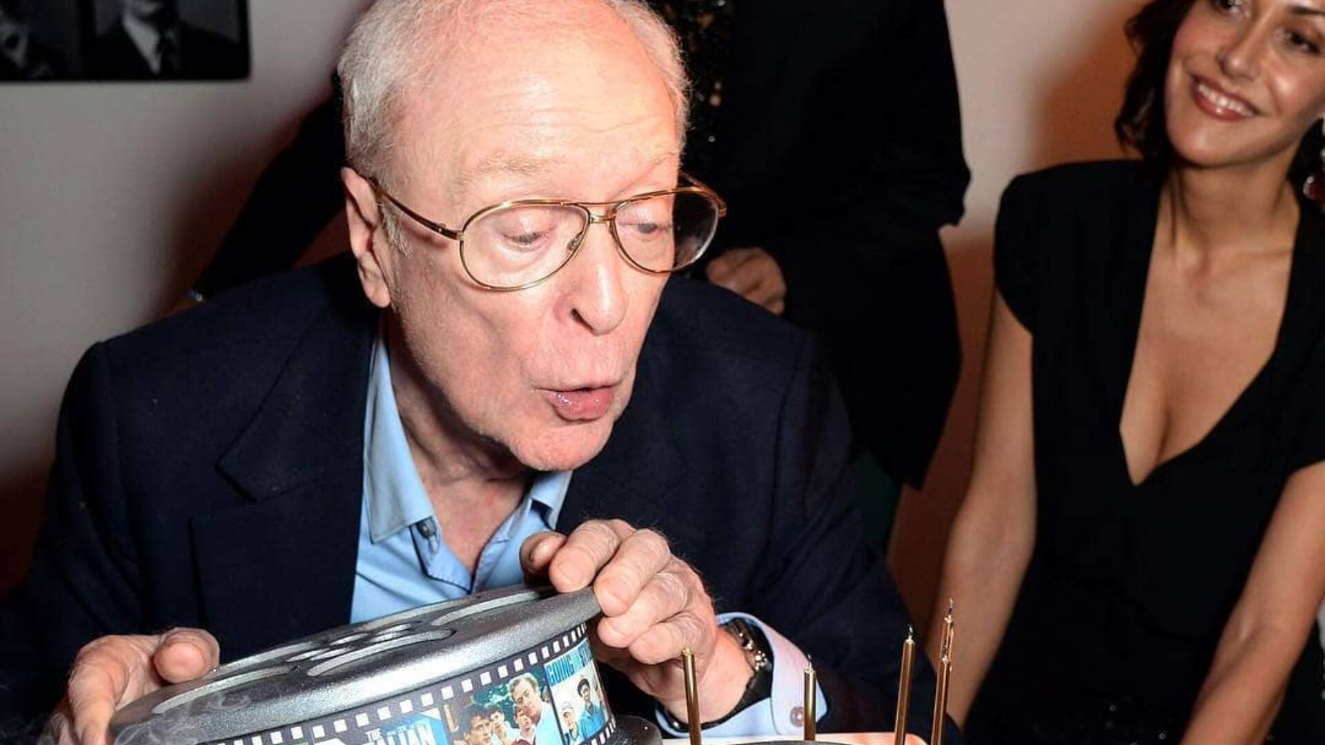 Michael Caine fala sobre aposentadoria: “Todo mundo vai morrer – pelo menos eu vivi até os 90 anos” - Metropolitana FM